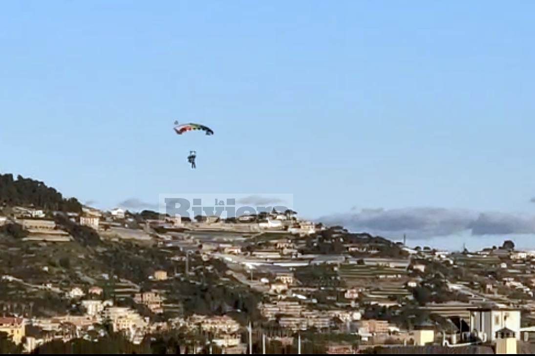 Sanremo Divieto Di Sorvolo Ma C E Chi Si Lancia Col Paracadute Video Prima La Riviera