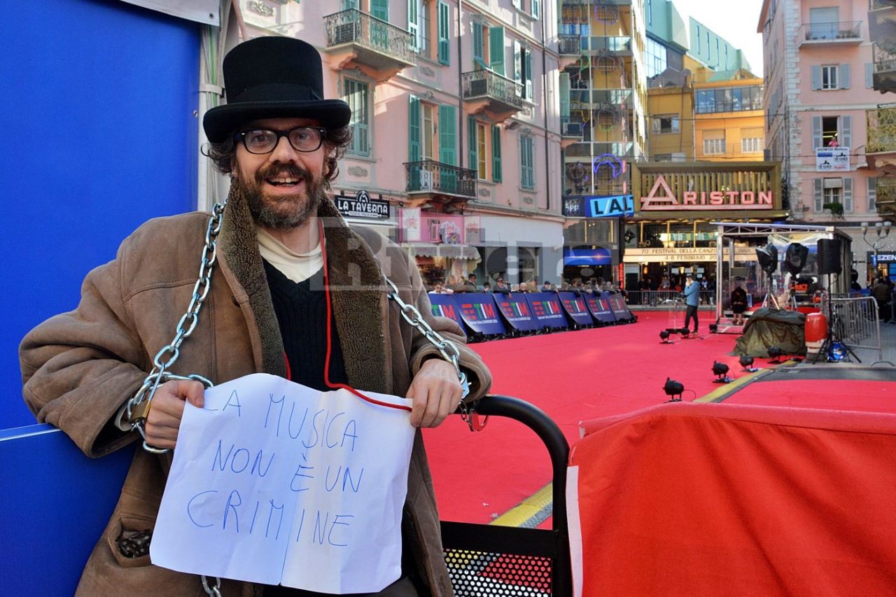Sciopero della fame davanti l’Ariston contro la multa da 5000 euro della polizia locale