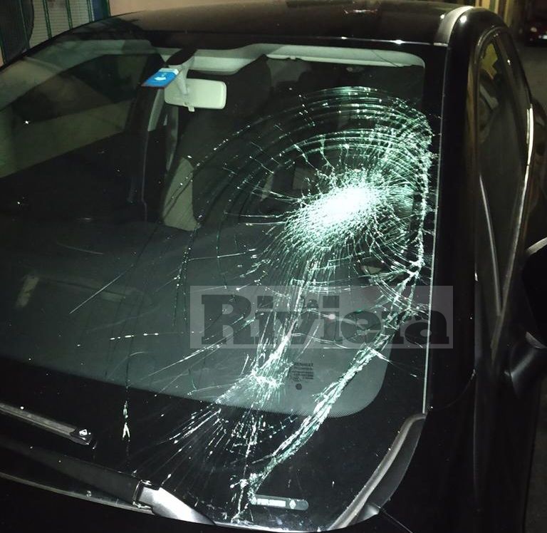 Imperia: baby gang sfonda parabrezza per gioco con pietre o tirapugni. Foto