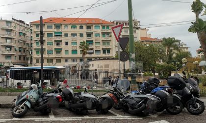 Esce dal parcheggio e abbatte sei scooter a Sanremo