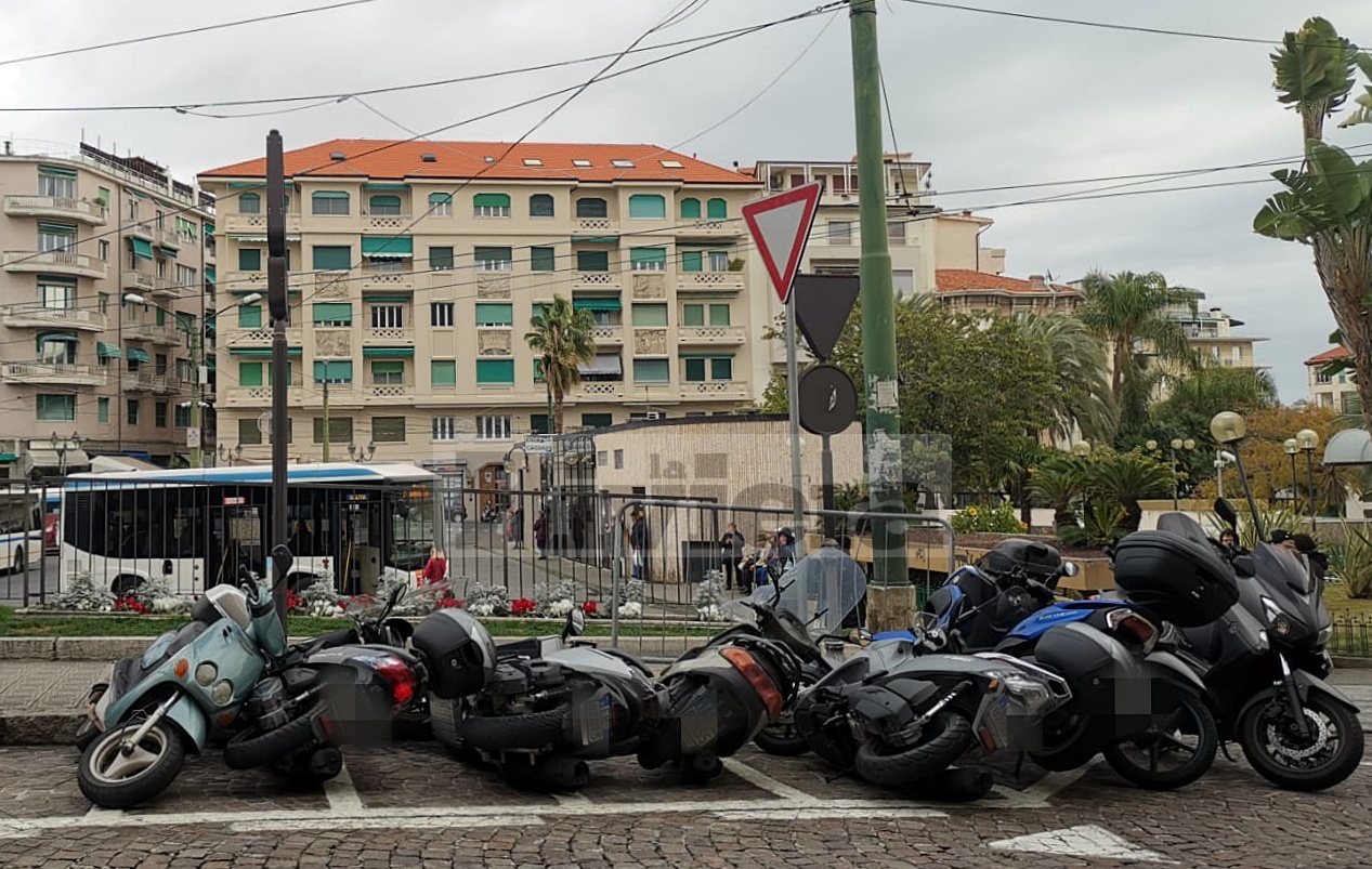 Esce dal parcheggio e abbatte sei scooter a Sanremo