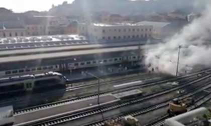 Il saluto al ferroviere in pensione scatena il panico: sirene e fumogeni sui binari. Video