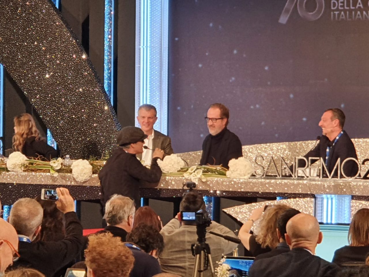 Sanremo 2020, incursione a sorpresa di Fiorello in sala stampa: “Amadeus mi ha scelto per la bellezza”
