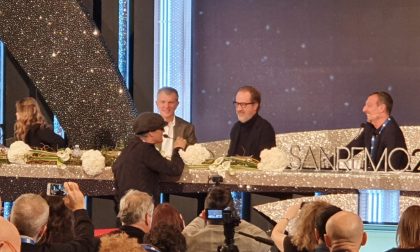 Sanremo 2020, incursione a sorpresa di Fiorello in sala stampa: "Amadeus mi ha scelto per la bellezza"