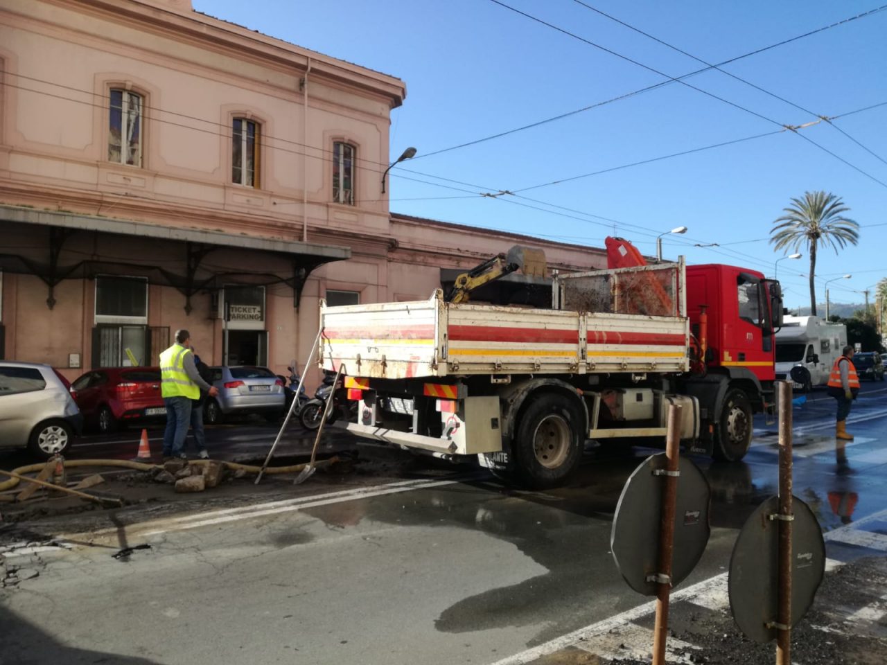 Esplode tubo dell’acqua, allagata la piazza dell’ex stazione