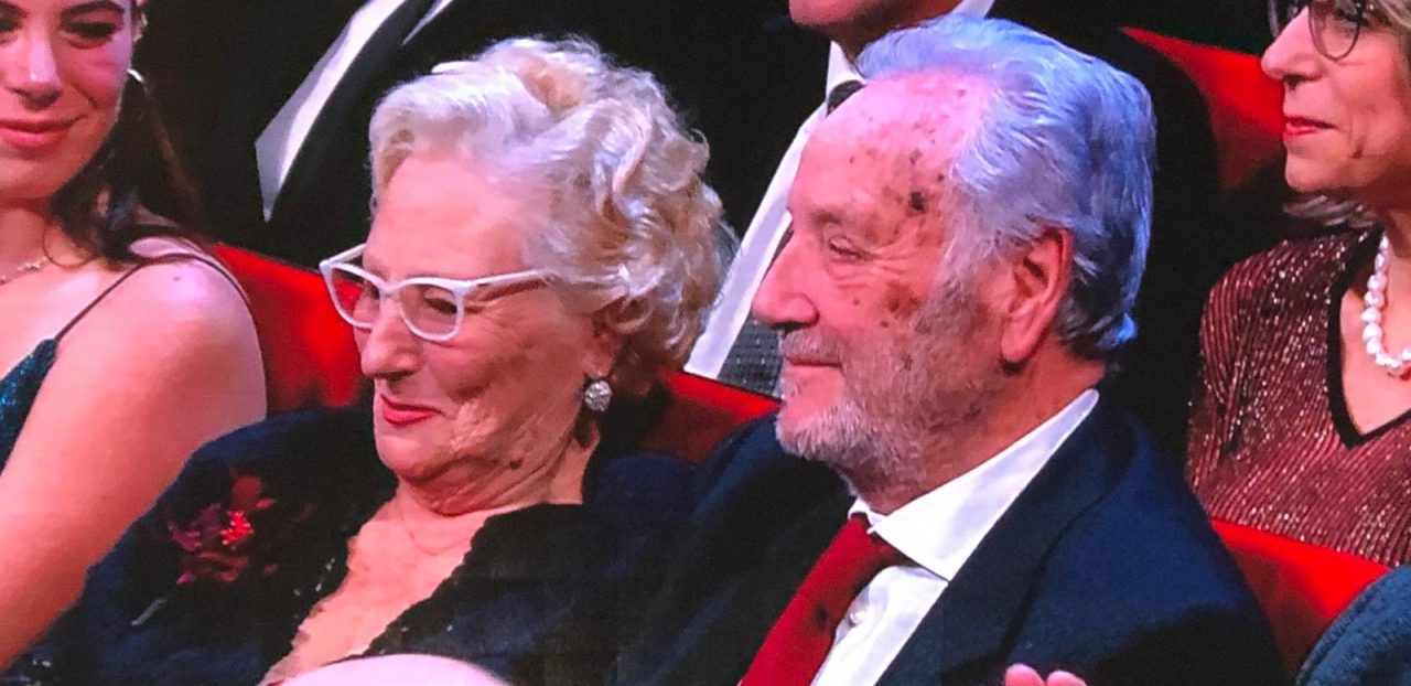 “Vado a dare un bacio ai miei genitori”. Amadeus lascia il palco per abbracciare i genitori