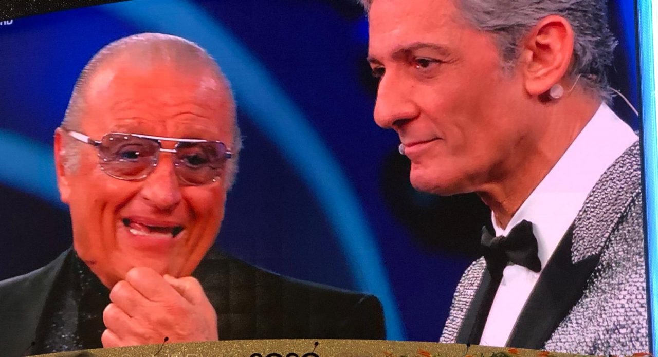 Tony Renis dirige l’orchestra e Fiorello canta “Quando quando quando”