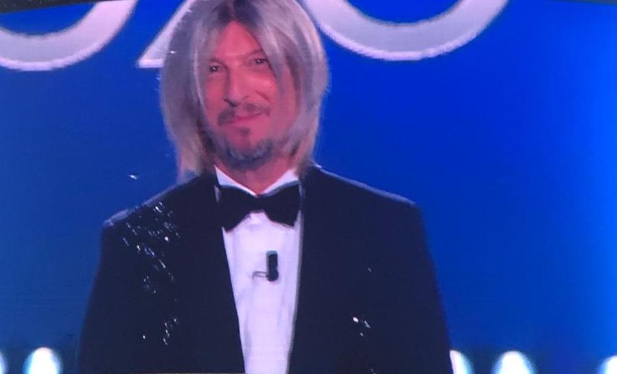 Amadeus mantiene la promessa e arriva vestito da Maria De Filippi