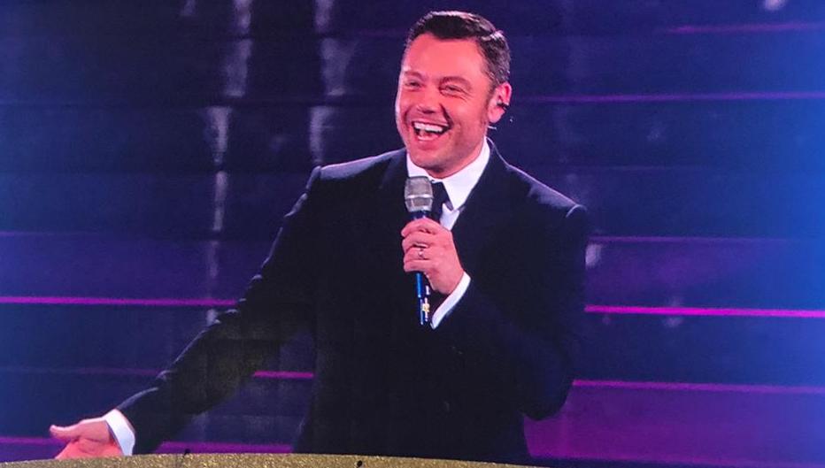 Il super medley di Tiziano Ferro per la finale. Tutti cantano “Non me lo so spiegare”