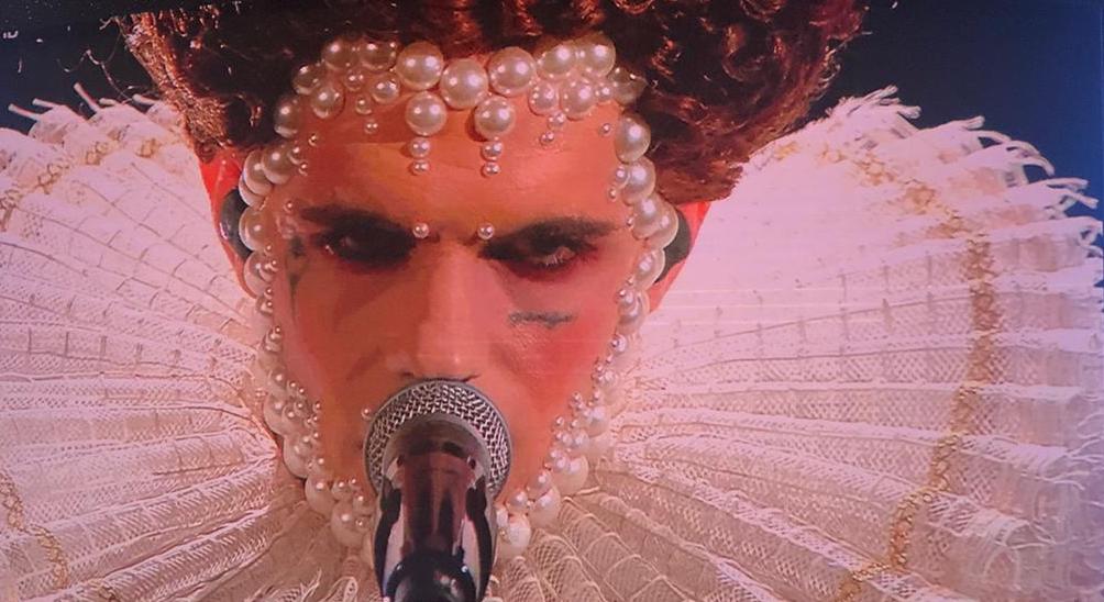 Achille Lauro lo spettacolo per la finale di Sanremo 2020. Sul palco diventa Elisabetta I Tudor