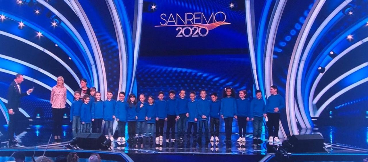 I bambini della scuola elementare di Sanremo sul palco dell’Ariston