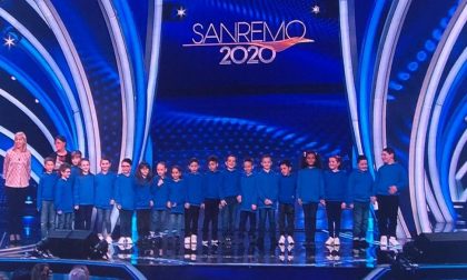 I bambini della scuola elementare di Sanremo sul palco dell'Ariston