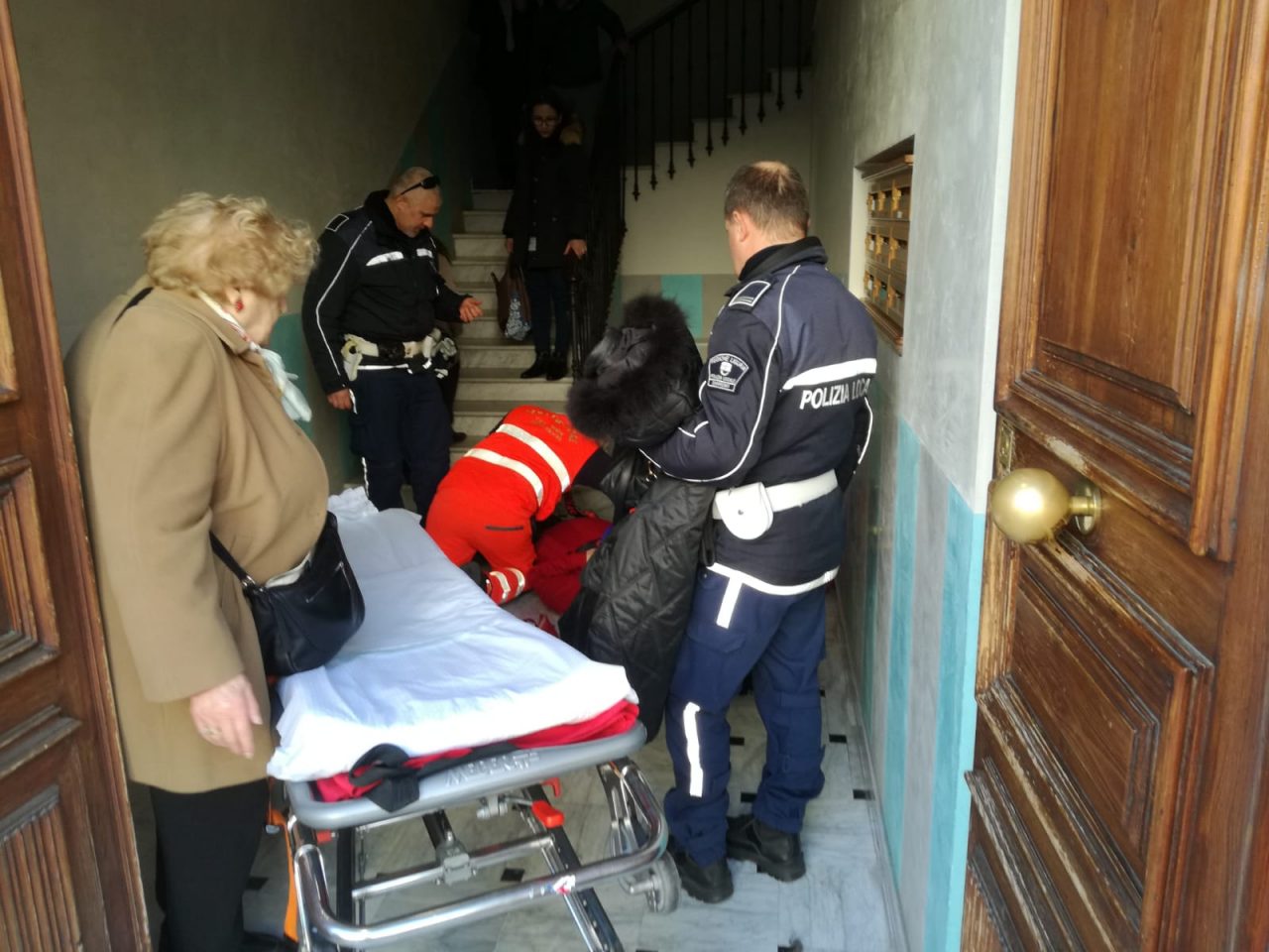 Signora cade dalle scale a Sanremo, sul posto soccorritori e polizia locale