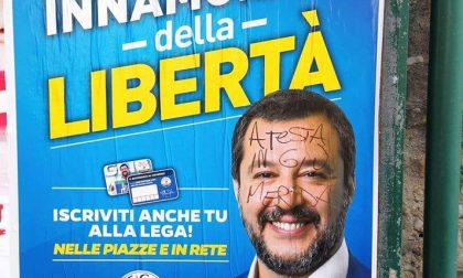 "A testa in giù m...": imbrattato il manifesto di Salvini a Ventimiglia