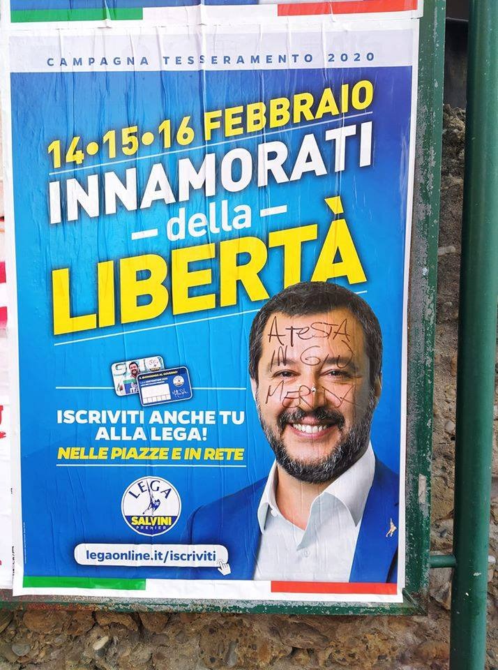 “A testa in giù m…”: imbrattato il manifesto di Salvini a Ventimiglia