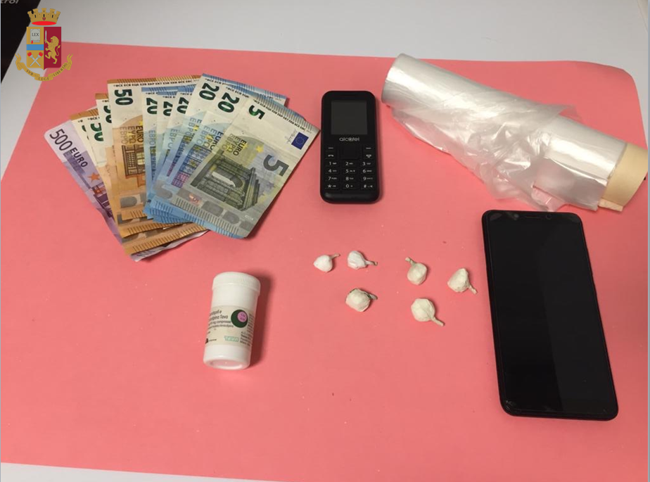 Nascondeva droga nella federa del cuscino. Obbligo di firma per un 64enne