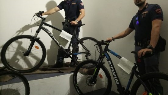 Furto scoperto per caso: 2 giovani avevano in casa 4 bici rubate la sera prima