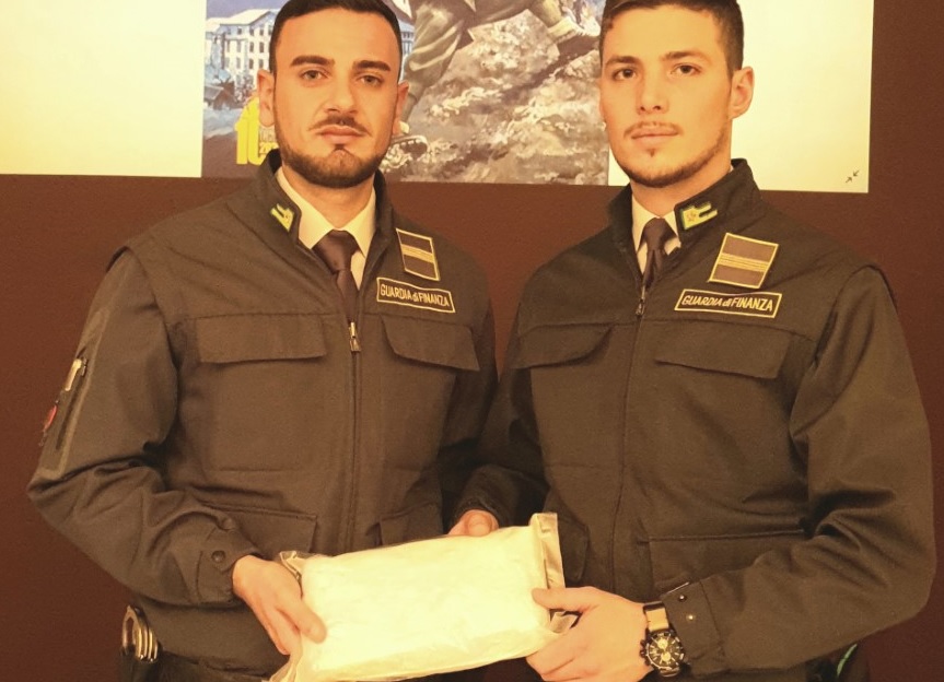 Il cane Frizzy scova 6 etti di droga nascosti in auto