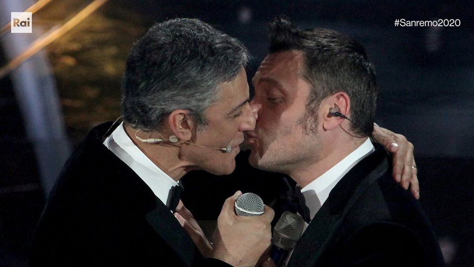 Gag Tiziano Ferro-Fiorello, alla fine del duetto ci scappa il bacio