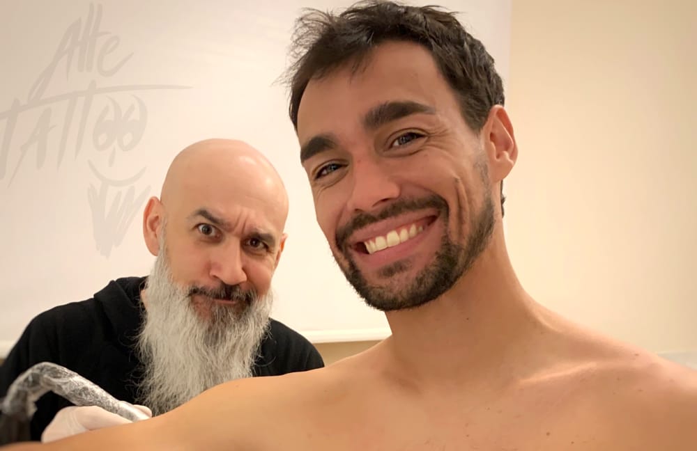 Fabio Fognini si tatua sul braccio il piedino e la data di nascita della piccola Farah
