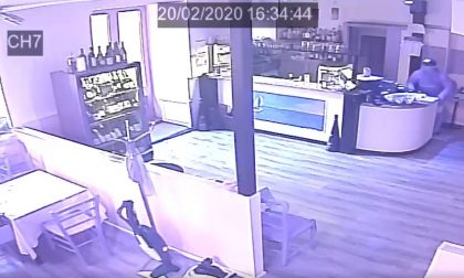 Ladro ruba le mance dal ristorante, pizzicato dalle telecamere. Il video