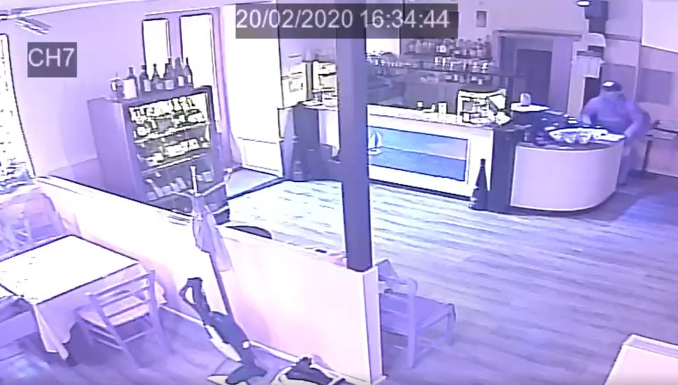 Ladro ruba le mance dal ristorante, pizzicato dalle telecamere. Il video