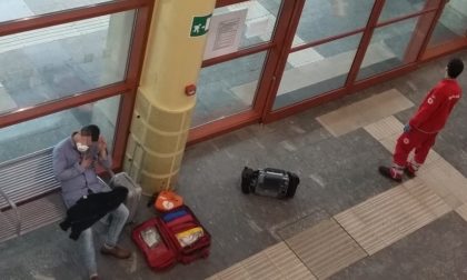 Malore alla stazione di Imperia: paziente, sanitari e polizia con le mascherine