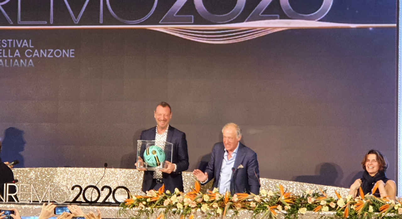 Amadeus riceve il “Pallone d’oro”