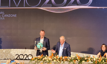 Amadeus riceve il "Pallone d'oro"