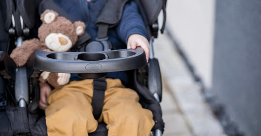 Bimbo nel passeggino nell’acqua del porto