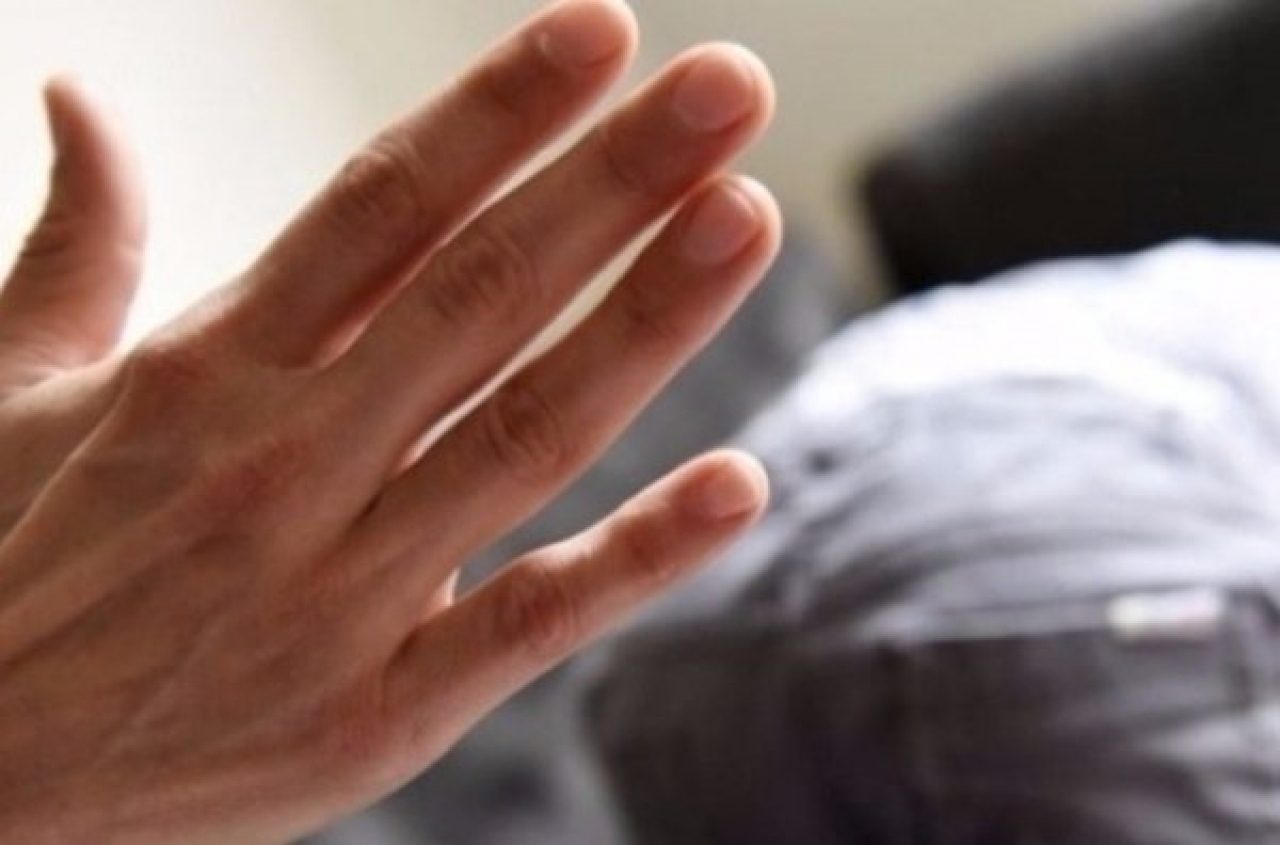 Ubriaco entra in un bar e schiaffeggia una cliente