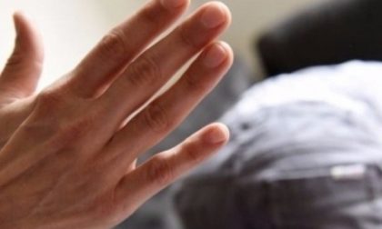 Ubriaco entra in un bar e schiaffeggia una cliente