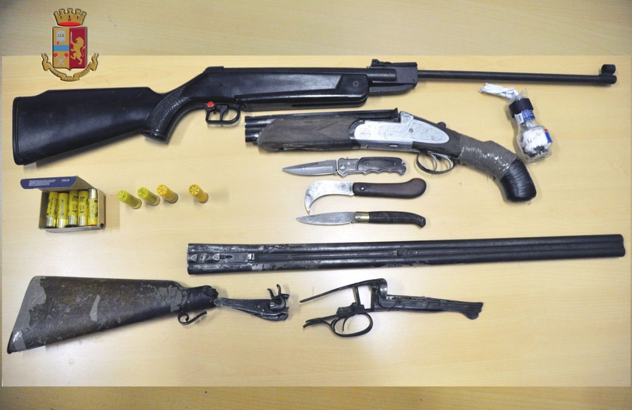 Girava con un fucile a canne mozze e 3 coltelli: arrestato a Ventimiglia