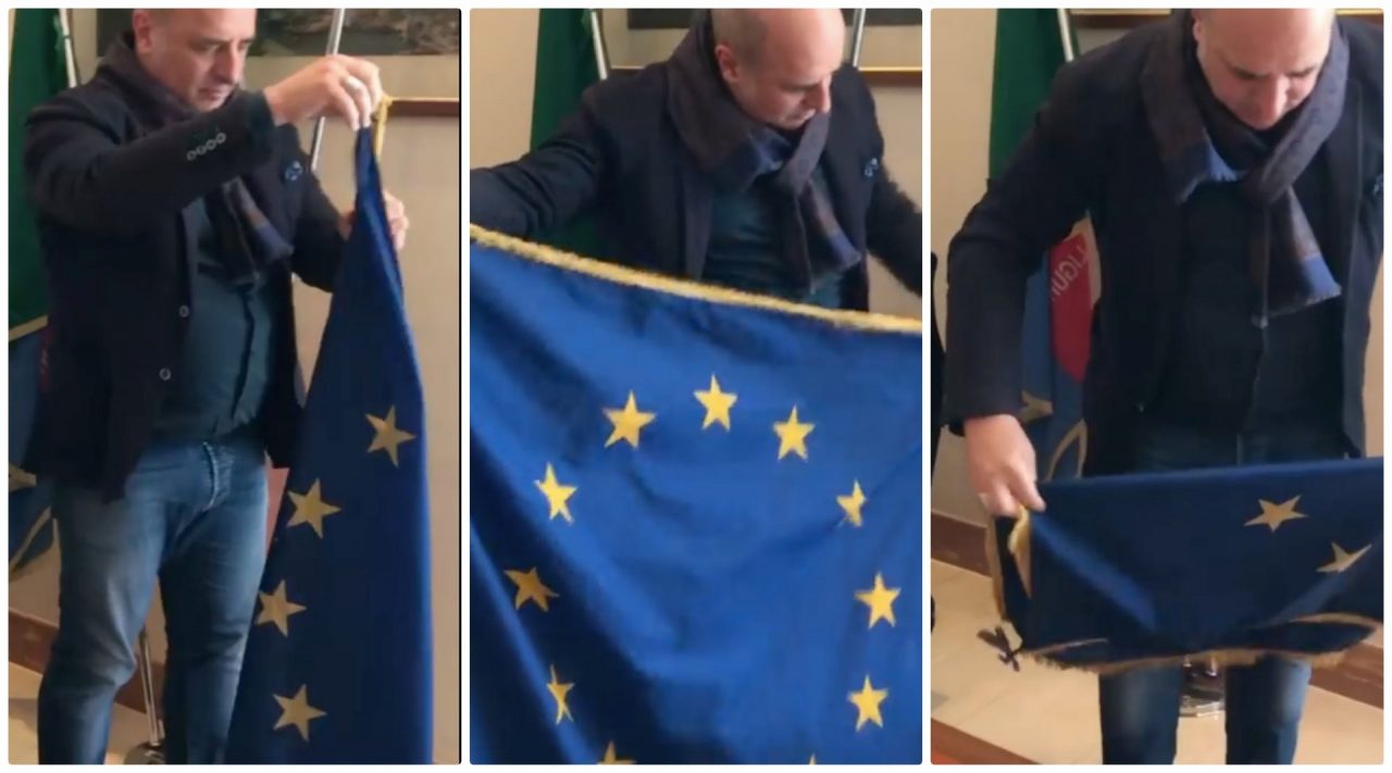Berrino ammaina la bandiera UE con sottofondo l’Inno di Mameli