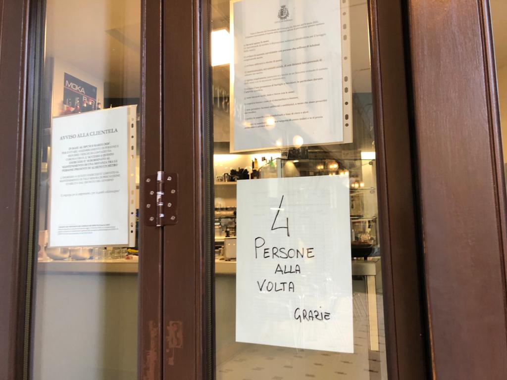 Quattro clienti alla volta: i bar si adeguano al decreto anti-contagio