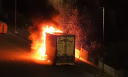 Camion divorato dalle fiamme a Diano Marina