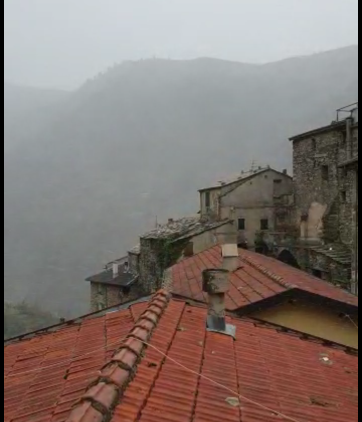Canto del cigno per l’inverno: nevischio nell’entroterra (video)