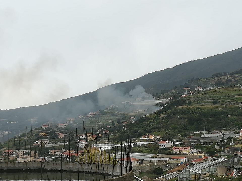 Brucia una baracca in strada Noci a Ospedaletti