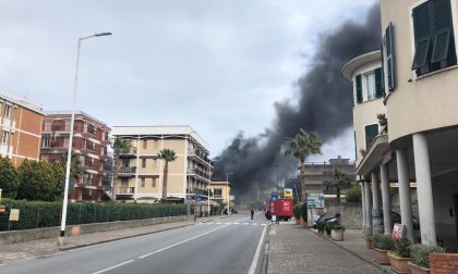 Incendio a San Bartolomeo- mezzi dei vigili del fuoco in azione