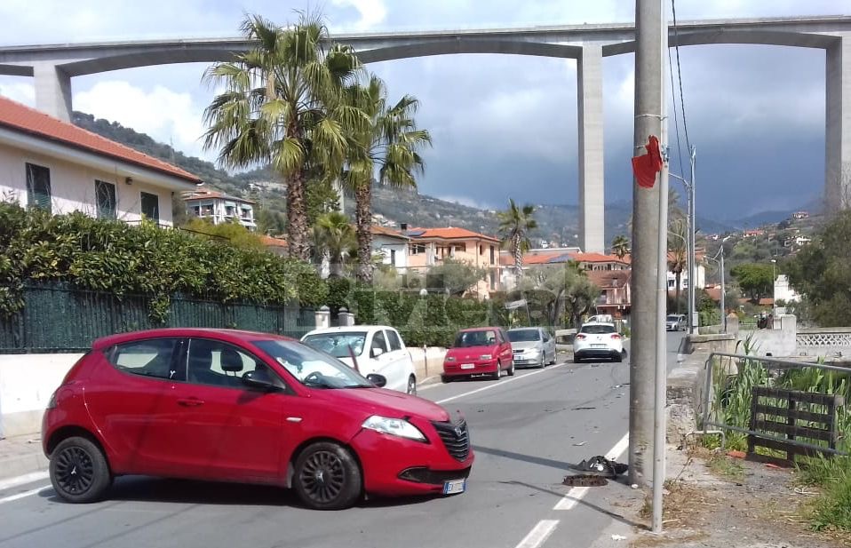 Incidente Bordighera Renault Clio lancia Y