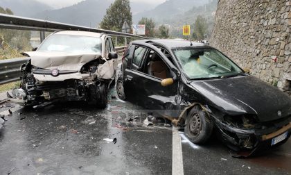Schianto sulla statale 20: tre feriti, anche una donna in gravidanza