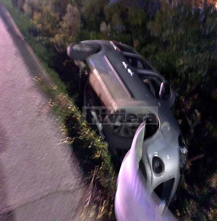 Elettricista finisce nel dirupo con l’auto a Ventimiglia. Video