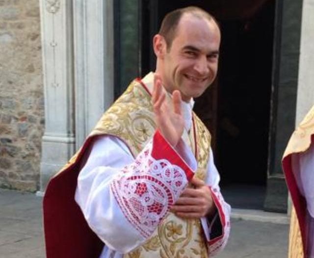 Il parroco in chiesa, i fedeli su Facebook: la messa al tempo del coronavirus