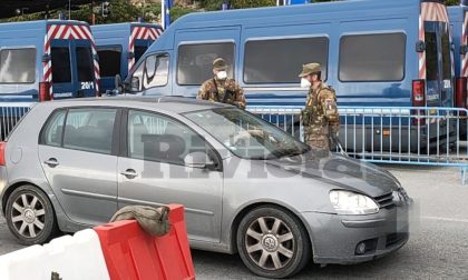Polizia e militari italiani con la mascherina al controllo della frontiera