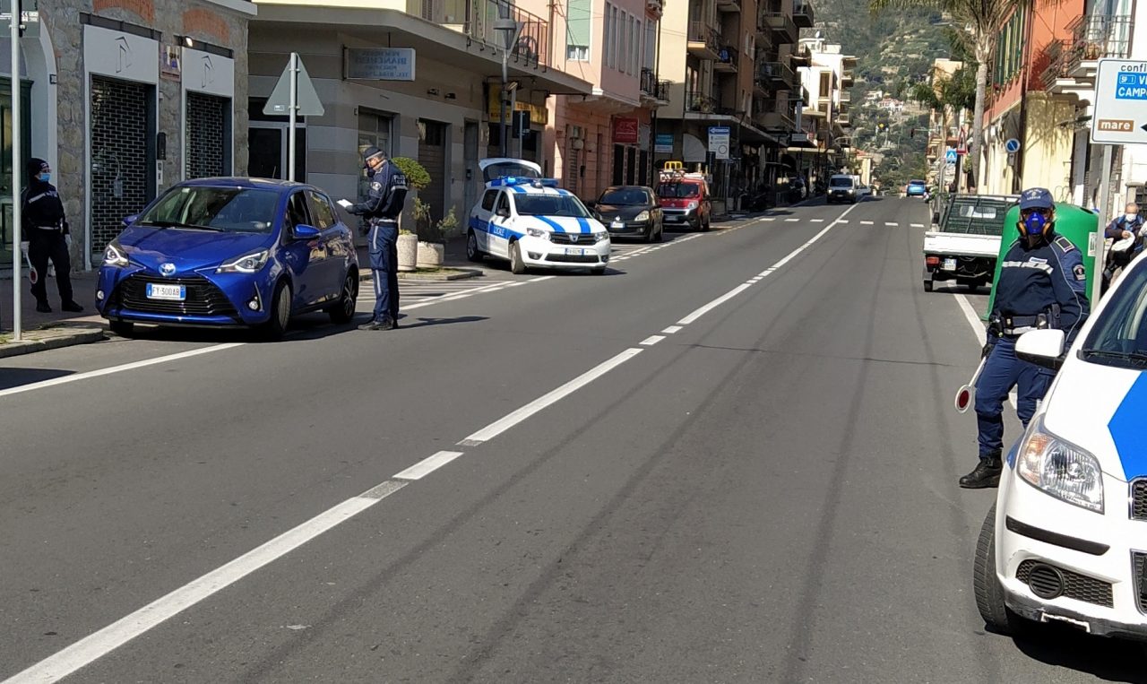 Raffica di controlli della polizia locale a Vallecrosia, scattano i verbali