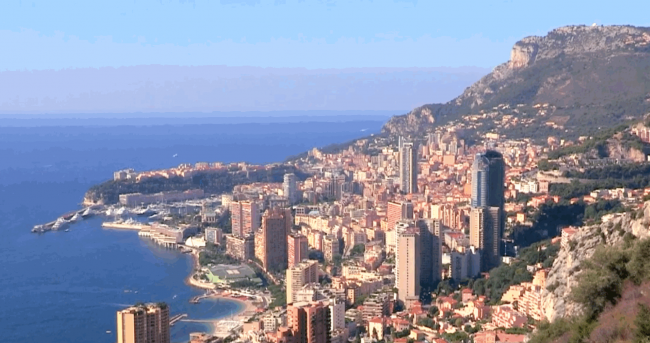 Sgomberati gli edifici accanto all’ex collegio Charles III: Natale in albergo per i residenti