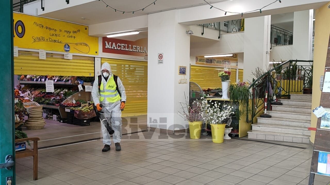 A Bordighera è iniziata la sanificazione del mercato coperto e delle strade