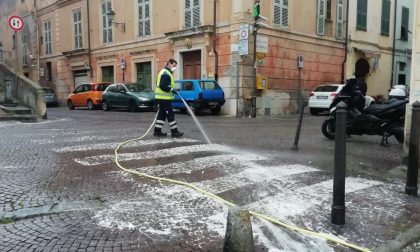 Continua a ritmo serrata il lavaggio delle strade a Ventimiglia