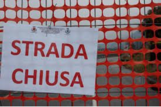 Chiuso il tratto della statale dei Balzi Rossi per mareggiata