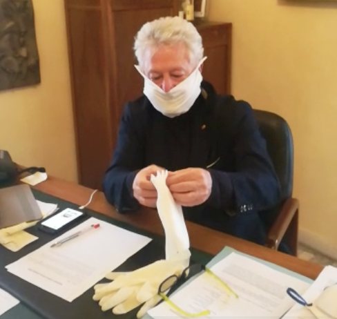 “Con le vostre mascherine ci tolgo la polvere”: attacco choc del sindaco Scullino alla protezione civile